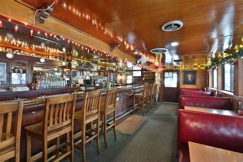 Cottage bar - Casual charm in downtown's oldest operating bar and restaurant. Famous for the city's best burgers and three different styles of chili. Full dinner menu as well. Outside cafe, weather permitting. 